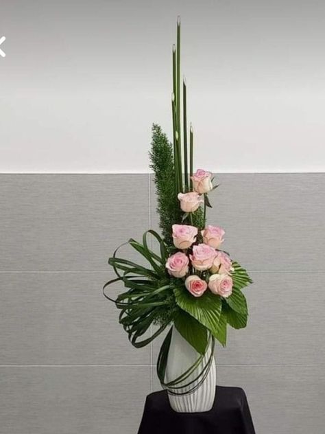 Ikebana fresh flowers arrangements Ideas Flowers Arrangements Ideas, Tulip Arrangement, Grocery Store Flowers, Tall Flower Arrangements, Arreglos Ikebana, Contemporary Flower Arrangements, Modern Floral Arrangements, Floral Art Arrangements, Tropical Floral Arrangements