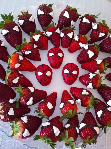 Spiderman straberrys Spiderman Breakfast Ideas, Spiderman Fruit Ideas, Spiderman Fruit Tray, Spiderman Desserts, Spiderman Birthday Party Decorations, Spiderman Birthday Cake, Marvel Birthday Party, Hulk Birthday, Spiderman Theme