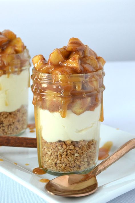 Apple Pie With Cheese, Apple Pie Cheesecake, Cheesecake Trifle, Dessert Cups Recipes, Mason Jar Desserts, Cheesecake Parfaits, Pie Cheesecake, Trifle Desserts, Baked Apple Pie