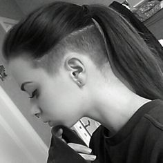 FLASHBACK (12weeks ago) #undercut #buzzcut #sidecut #girlswithshavedheads Thx @sarahwakeup Girls Undercut Hairstyles, Girls Undercut, Bob Undercut, Girl Undercut, Hair Short Bob, Undercut Hairstyles Women, Undercut Long Hair, Asymmetrical Bob Haircuts, Half Shaved Hair