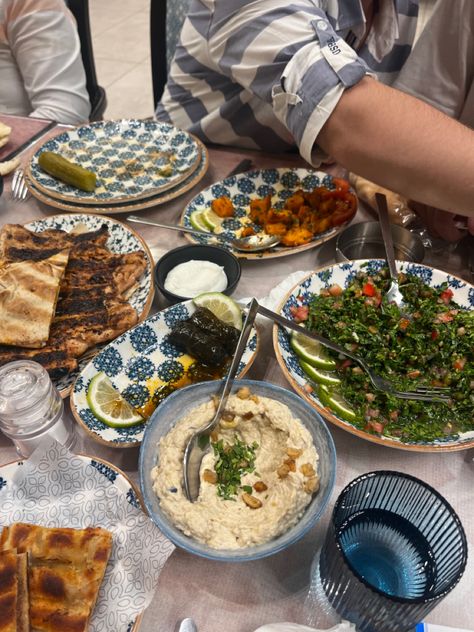 middle eastern cuisine Lebanese Table Setting, Lebanese Food Table, Mediterranean Dinner Table, Lebanese Dinner Party, Lebanese Food Photography, Lebanese Aesthetic, Lebanese Home, Lebanese Dinner, Lebanese Breakfast