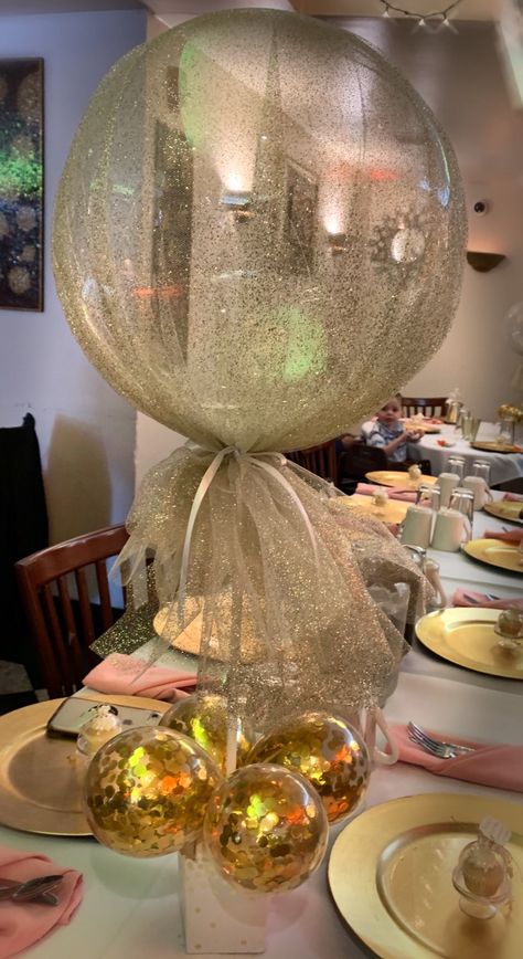 Red And Gold Balloon Centerpieces, Tulle Balloon Centerpiece, Ballon Centre Piece, Single Balloon Centerpiece, Bucket Centerpiece Ideas, Red Carpet Theme Party, Bucket Centerpiece, Balloon Bar, Balloon Table Centerpieces