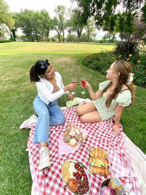 Bestie Picnic Ideas, Piknik Outfit, Vintage Aesthetic Stickers, Picnic Aesthetics, Vintage Aesthetic Stickers Printables, Bday Picnic, Picnic Photo Shoot, Picnic Pictures, Bff Ideas