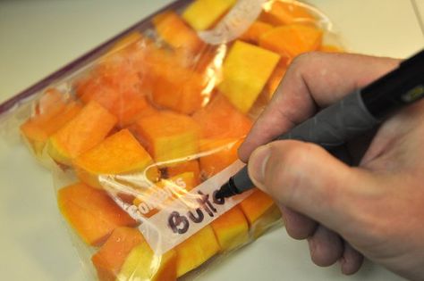 How to Freeze Chunks of Butternut Squash Freeze Butternut Squash, Freezing Butternut Squash, Frozen Butternut Squash, Freezing Vegetables, Canning Vegetables, Butternut Squash Recipes, Hungry Girl, Frozen Veggies, Freezer Cooking