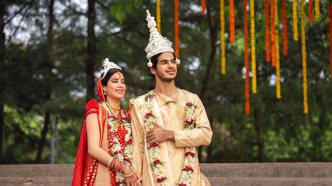 Bengali Groom, Bengali Bride Reception Look, Bridal Makeup Pictures, Baluchari Saree, Bengali Culture, Bengali Bridal Makeup, Bride And Groom Outfits, Bengali Bride, Janhvi Kapoor