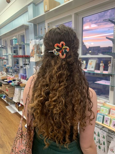 Curly Hair With Charms, Curly Hair Accessories Clips, Hair Half Up Clip, Hair Clip Hairstyles Curly, Half Up Clip, Hair Clips Aesthetic, Hair Clip Hairstyles, Curly Hair Accessories, Hair Half Up