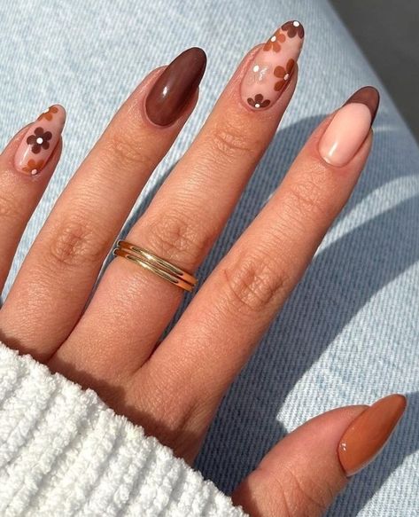 Coffee Colour Nails, Coffee Inspired Nails, Brown Floral Nails, Fall Vacation Nails, Fall Almond Nails, Kutek Disney, Brown Nails Design, Simple Fall Nails, Milky Nails