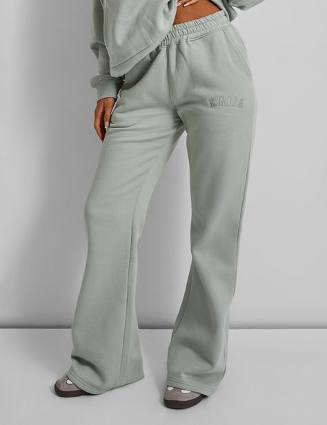 Step up your style game with a pair of Kaiia sweatpants! Comfy yet stylish, these wide-leg pants feature a chic sage green color and an effortless drawstring waistband. With a playful fit, you'll feel as good as you look! Model is 5FT 7 Model wears UK Size 8 52% POLYESTER 48% COTTON Wash with similar colours and fabrics MJOG1488 Sage Green Sweatpants Outfit, Green Sweatpants Outfit, Teenage Clothing, Green Sweatpants, Public Desire Shoes, Sweatpants Outfit, Joggers Womens, Drawstring Waistband, Platform Boots