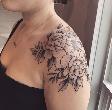 Shoulder Cap Tattoo, Tattoo Ideas Unique, Girl Shoulder Tattoos, Floral Tattoo Shoulder, Hip Thigh Tattoos, Small Shoulder Tattoos, Flower Tattoo Shoulder, Inspiration Tattoos, Shoulder Tattoos For Women