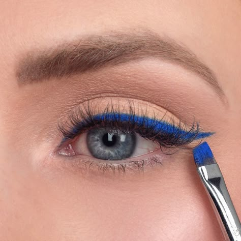 Blue Eyeliner Looks Blue Eyes, Color Eyeliner Brown Eyes, Eye Makeup Pop Of Color Simple, Neon Eyeliner Looks Simple, How To Wear Blue Eyeliner, Purple Eyeliner Blue Eyes, Colorful Eye Makeup For Work, Bright Eyeshadow Looks Simple, Blue Winged Eyeliner