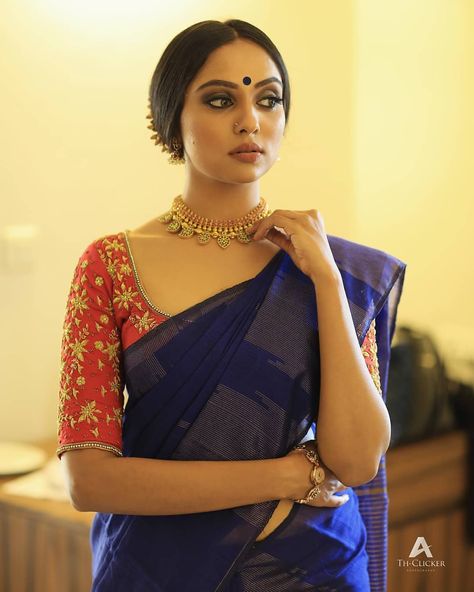 Blue Saree Contrast Blouse, Saree Contrast Blouse, Saree Inspiration, Navy Blue Saree, Keep Me Stylish, Indian Sari Dress, Dress Colors, Makeup Tricks, Blue Saree