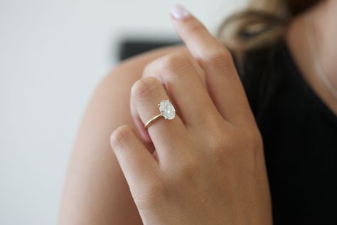 2 carat Oval diamond engagement ring. Looks flawless in every situation. Rose gold band :) Diamond Oval Ring, Plain Jewelry, Future Engagement Rings, Oval Diamond Engagement, Oval Diamond Engagement Ring, Dream Engagement, Dream Engagement Rings, Beautiful Engagement Rings, Rose Gold Band