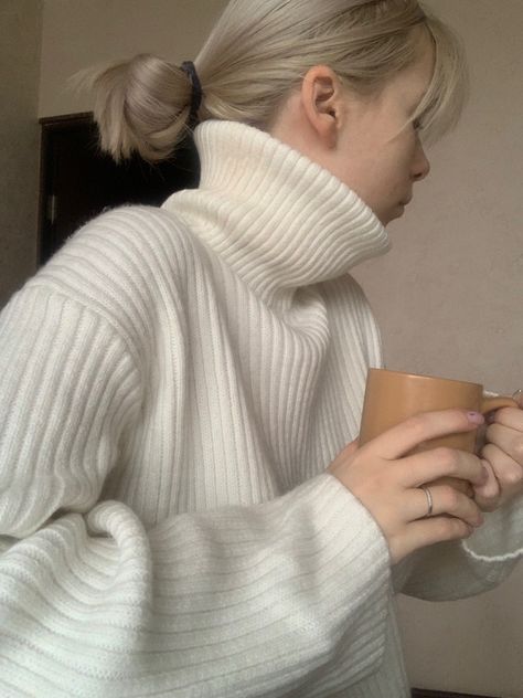 Turtleneck Layering, Baggy Sweaters, Turtleneck Sweaters, Thick Sweater, Woolen Sweaters, Drink Tea, White Turtleneck, Ladies Turtleneck Sweaters, Thick Sweaters