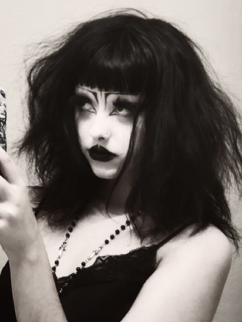 Gothic Icon, Goth Trad Makeup, Trad Goth Eyeliner Looks, Trad Goth Eye Makeup, Trad Goth Makeup, Trad Goth Bat Makeup, Trad Goth Makeup Poc, Gothic People, Gothic Girl