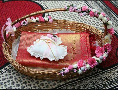 Customised manthrakodi basket for your special day. Handmade with love by life decor. Saree Tray Decoration Ideas, Manthrakodi Basket, Kankotri Decoration, Mehndi Decoration, Wedding Trays, Christian Bridal Saree, Weddings Idea, Trousseau Packing, Rustic Wedding Photos