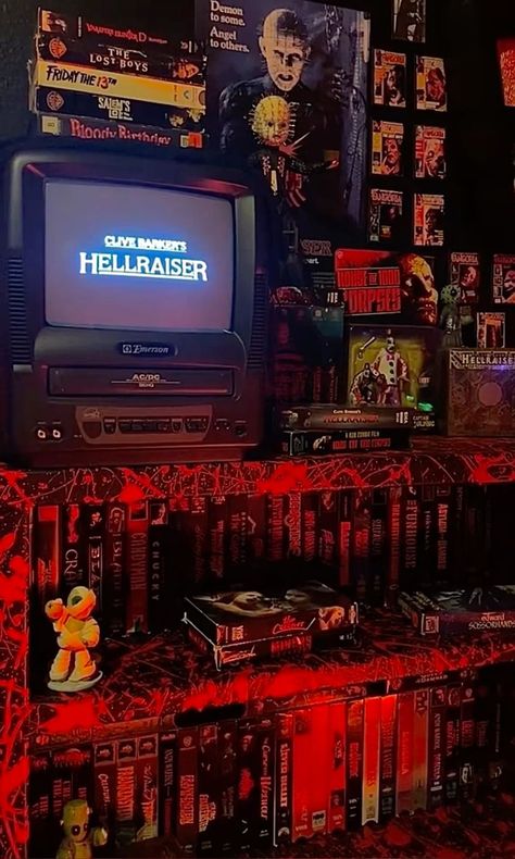 Horror Movie Bedroom, 80s Home Aesthetic, Horror Living Room, Horror Movie Room, Horror Bedroom, 70s Halloween, Retro Room Ideas, Paranormal Aesthetic, Horror Room