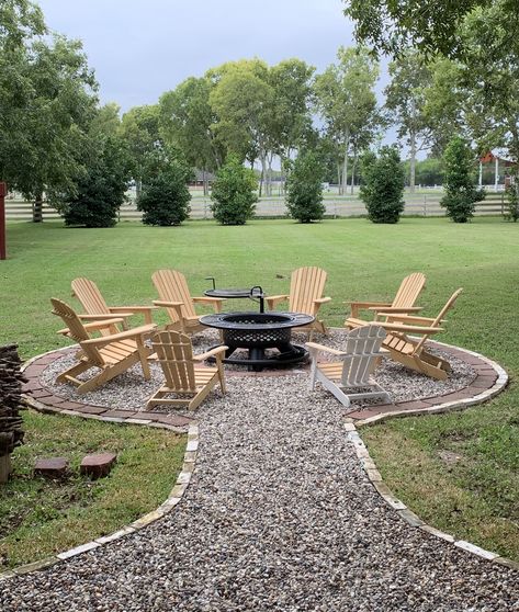 DIY firepit for outdoor chilaxation Diy Small Garden Ideas, Fire Pit Layout, Diy Small Garden, Cabin Backyard, Easy Garden Ideas, Welcome To The Lake, Outdoor Fire Pit Area, Small Garden Ideas, Relaxing Backyard