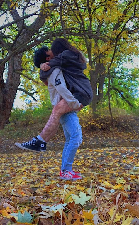 Hot Photo Ideas Couples Outdoor, Fall Photoshoot Bf And Gf, Bf And Gf Fall Pictures, Cute Couple Pics At Pumpkin Patch, Couple Poses Outdoor, Cute Fall Couple Pictures Pumpkin Patch, Fall Couple Pictures Woods, Fall Couple Pictures, Fall Couple