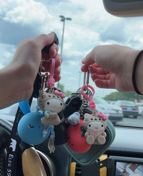 Cute Keychains For Car Keys, Keychain Aesthetic, Hello Kitty Keychain, Girly Car Accessories, Car Deco, Girly Car, Hello Kitty Birthday, Mini Accessories, Cute Car Accessories