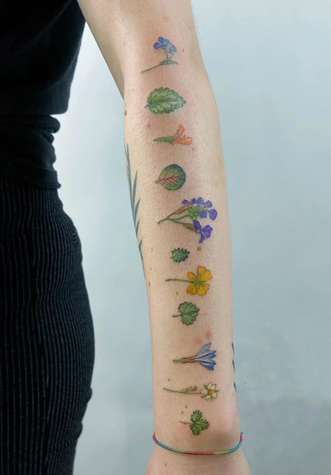 Tattoo Mistakes, Green Tattoos, Leaf Tattoo, M Tattoos, Tattoo Instagram, Doodle Tattoo, Stylist Tattoos, Tattoo Project, Simplistic Tattoos