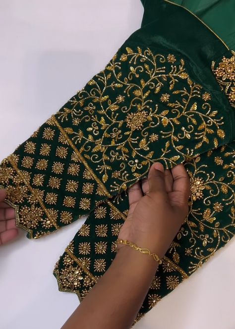 Bottle Green Bridal Blouse, Dark Green Bridal Aari Work Blouse, Maggam Work For Green Blouse, Aari Work Sleeve Border Design, Arri Work Blouse Designs Wedding, Saree Border Maggam Work, Green Aari Work Blouse Design, Bottle Green Blouse Designs, Green Maggam Work Blouses Design