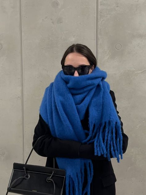 Big Blue Scarf Outfit, Blue Chunky Scarf, Cobalt Blue Scarf Outfit, Royal Blue Scarf Outfit, Blue Scarf Aesthetic, Big Scarf Aesthetic, Winter Scarf Aesthetic, Blue Scarf Outfit, Big Scarf Outfit