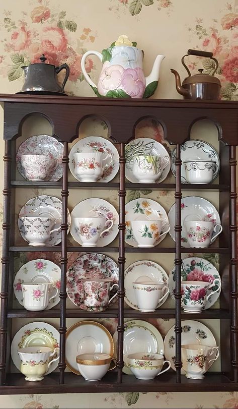 Tea Cups Display Ideas, Tea Cup Display Cabinet, How To Store Tea Cups, Tea Set Storage Ideas, Tea Cup Display Ideas Shelves, Tea Cup Shelf Display, Tea Pot Display Ideas, Tea Cup Collection Display, Vintage Glassware Display Ideas