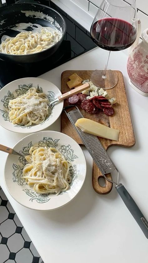 Cooking Lunch Aesthetic, Summer Dinners Aesthetic, Cooking Pasta Aesthetic, Kitchen Cooking Aesthetic, Home Cooked Meals Aesthetic, Cooking Date, Cook Aesthetic, Cooking Aesthetic, Aesthetic Dinner