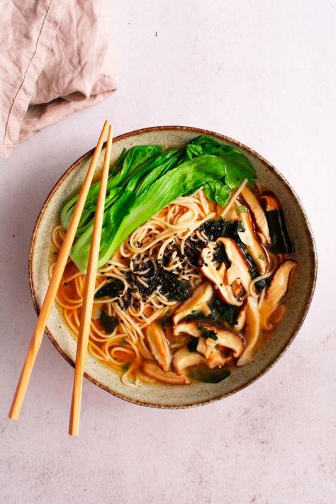 Vegan Miso Ramen, Miso Ramen Soup, Miso Ramen Recipe, Vegan Ramen Recipes, Healthy Noodle Recipes, Mushroom Recipes Vegan, Vegetarian Noodles Recipes, Vegetarian Noodles, Shitake Mushrooms