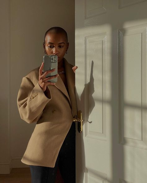 Marisa Martins on Instagram: “Golden.” Marisa Martins, Bald Head Women, Bald Women, Bald Head, Bald Heads, Elegant Chic, Black Women, Personal Style, Style Inspiration