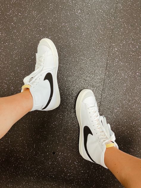 Nike High Top Workout Shoes, Nike Gym Outfit Women, Nike Gym Outfit, White Nike High Tops, Gym Outfit Women, White Gym Shoes, Shoes High Tops, High Top Nike, Tennis Shoes White