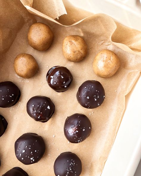 Rachael DeVaux, RD, CPT on Instagram: “Copycat Reese’s Chocolate Peanut Butter Truffles 😩🍫 I used to eat about 16 reese’s eggs every easter so figured i’d just healthify the…” Peanut Butter Cups Healthy, Healthy Peanut Butter Cups, Peanut Butter Truffles, Peanut Butter Eggs, Healthy Version, Truffle Butter, Reeses Peanut Butter Cups, Reeses Peanut Butter, Chocolate Peanuts