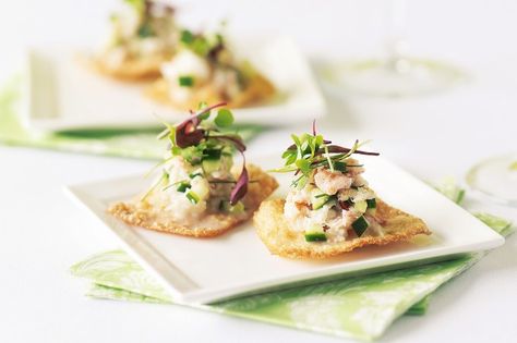 Light flavours and crisp, crunchy textures combine in cucumber and crab canapes. Crab Canapes, Savoury Canapes, Cucumber Canapes, Crab Bake, Easy Canapes, Finger Food Catering, Party Food Recipes, Canapes Recipes, Mini Hamburgers