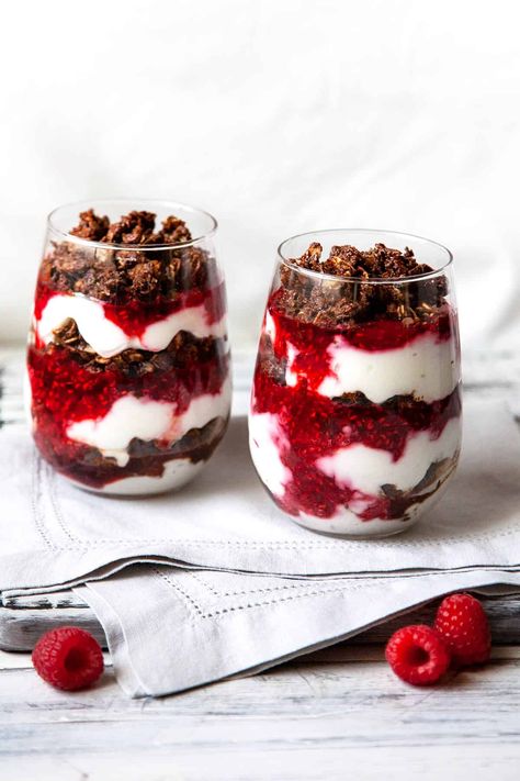 Chocolate Raspberry Parfait filled with layers of crunchy chocolate granola, creamy yogurt, and a fresh, sweet-tart raspberry sauce. Perfect for breakfast or dessert. Oat Clusters, Chocolate Granola Recipe, Crunch Chocolate, Yogurt Parfait Recipe, Pumpkin Spice Granola, Crunchy Chocolate, Almond Crunch, Raspberry Yogurt, Parfait Desserts