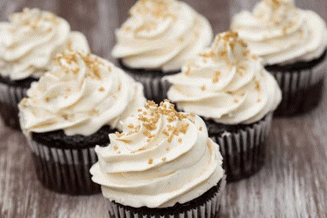 Amazing Copycat Sam’s Club Buttercream Frosting Recipe – Cake Decorist Sams Club Cupcakes, Mum Cupcakes, Sams Club Cake, Whipped Icing Recipes, Chocolate Cupcakes With Cream Cheese, Silky Buttercream, Frost Cupcakes, Low Carb Cupcakes, Guinness Chocolate