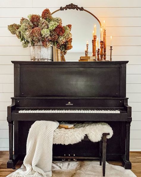 Upright Piano Decor, Piano Styling, Piano Room Decor, Piano Living Rooms, Piano Decor, Old Pianos, Black Piano, Cottages And Bungalows, Timeless Interiors