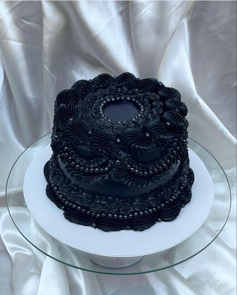 Small all black monochromatic birthday cake Tim Burton Birthday Cake, Goth Cake Birthday, Black Vintage Cake, Goth Birthday Party, Dark Cakes, Goth Cake, Coffin Cake, Gothic Birthday Cakes, Dark Cake