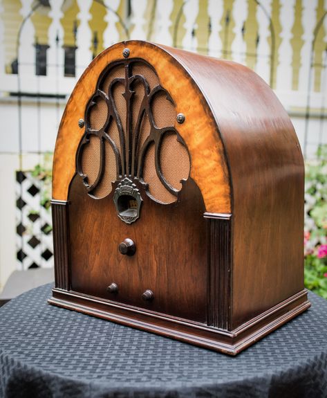 1930s Radio, Old Radio, Bookshelf Inspiration, Antique Radios, Conway Twitty, Radio Antigua, Radio Vintage, Vintage Television, Old Time Radio