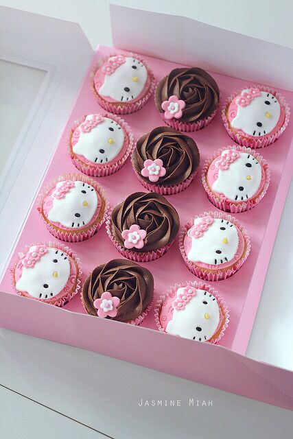 Hello Kitty Cupcakes Ideas, Hello Kitty Dollhouse, Hello Kitty Fondant, Bolo Da Hello Kitty, Hello Kitty Baby Shower, Hello Kitty Birthday Theme, Kitty Cupcakes, Hello Kitty Theme Party, Hello Kitty Birthday Cake