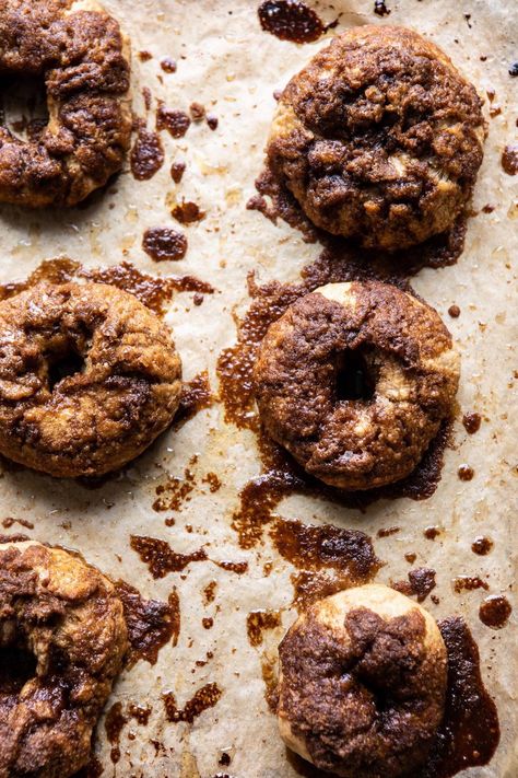 Sweet Bagel Ideas, Cinnamon Crunch Bagel, Breakfast Food Photography, Cinnamon Bagels, Pastries Recipes, Food Photography Dessert, Baking Photography, Cinnamon Crunch, Baking Projects