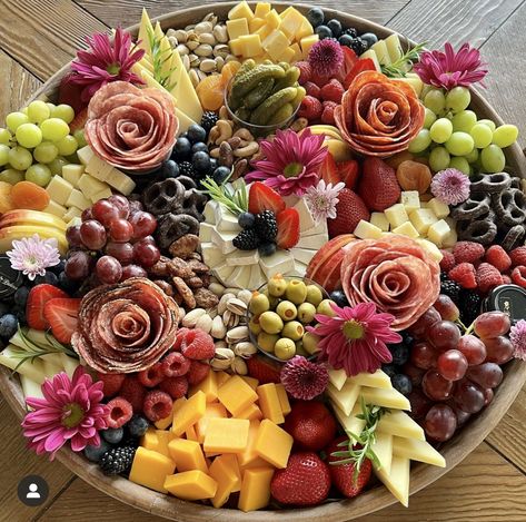 Large Circle Charcuterie Board, Hand Snacks Parties, Large Round Charcuterie Board Ideas, Sunflower Charcuterie Board, Forest Masquerade, Pretty Charcuterie Board, Charcuterie Board Ideas Simple, Charcuterie Art, Charcuterie Board Themes