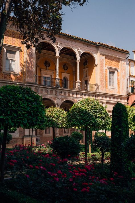 Cada de Pilatos in Seville – the finest example of traditional Andalusian architecture and the prototype of an Andalusian palace. Join me for a virtual tour of this gorgeous palace in Seville! #seville #andalusia #spain #casadepilatos #visitseville #sevilla Spain Homes, Andalusian Architecture, Italian Statues, Gothic Elements, Spanish Villa, Lawrence Of Arabia, Small Courtyards, Andalusia Spain, Blue Aesthetic Pastel