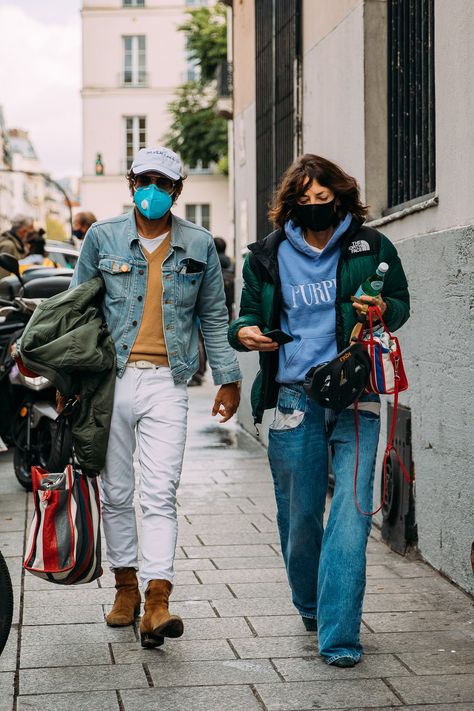 The Best Street Style From Paris Fashion Week Spring 2021 | Vogue Paris Fashion Week Aesthetic, Paris Fashion Week Street Style Summer, Paris Fashion Aesthetic, Germany Fashion, Paris Fashion Week Men, Paris Fashion Week Runway, Couple Fashion, Street Style 2016, London Fashion Weeks