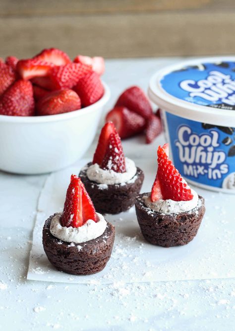 Mini Brownie Bites - Delicious Made Easy Goodies Recipes, Strawberry Brownie, Mini Brownie Bites, Pizza Sugar Cookie, Cream And Strawberries, Desserts With Few Ingredients, Strawberry Brownies, Tin Recipes, Fruit Pizza Recipe