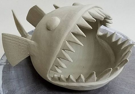 Monster Pottery Ideas, Pinch Pot Animal, Big Clay Projects, Pinch Pot Fish, Animal Sculptures Clay, Ceramic Project Ideas, Pinch Pot Animals, Ceramic Monsters, Clay Pinch Pots