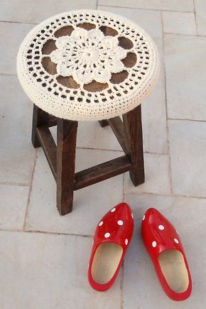 Floral Doily Medallion Stool Cover, free pattern from CreativeJewishMom  #crochet Crocheted Flower, Crafts Crochet, Stool Covers, Crochet Pillows, Round Stool, Crochet Kitchen, Crochet Home Decor, Crochet For Home, Crochet Round