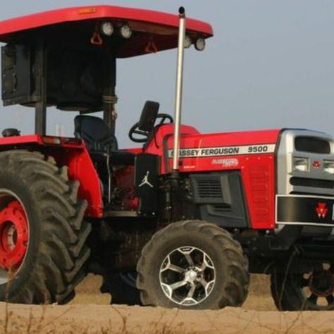 Massey Ferguson 9500 4WD comes with 58 HP Engine, 8 Forward + 8 Reverse Gears, 2050 Kg of Lifting capacity. Click here to know more ➡️ https://khetigaadi.com/new-tractor-model/massey-ferguson-9500-4wd/en #MasseyFerguson #KhetiGaadi #OnRoadPrice Tractor Modified, Massey Tractor, Ferguson Tractor, New Tractor, Anime Backgrounds, Reverse Gear, Vintage Tractors, Cool Anime Backgrounds, Massey Ferguson