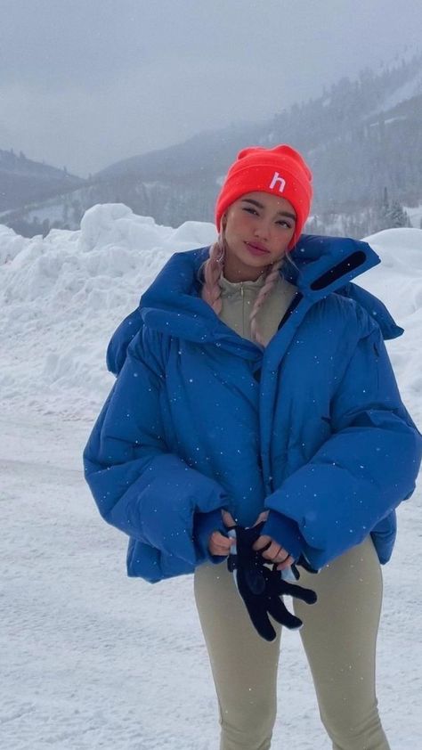 Mode Au Ski, Streamer Dr, Celebrity Casual Outfits, Instagram Board, Summer Shorts Denim, Snow Trip, Ski Outfit, Snow Outfit, Aesthetic Winter