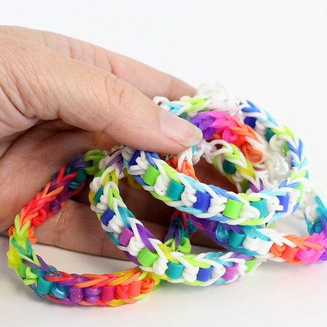 This video tutorial will show you how easy it is to make a rainbow loom bracelet with perler beads. This pattern is great for beginners. To get going on this... Mini Rubber Band Crafts, Rainbow Loom Bracelets Easy Step By Step, Melting Art, Rubberband Bracelets, Crazy Loom, Loom Bands Tutorial, Loom Band Patterns, Rainbow Loom Bracelets Easy, Fun Loom