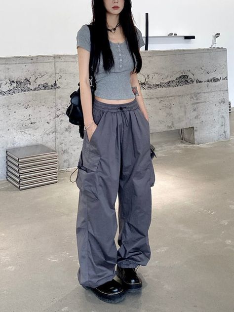 Streetwear Techwear, Y2k Cargo Pants, Sweatpants Streetwear, Streetwear Cargo Pants, Sandal Tali, Y2k Women, Baggy Cargo Pants, Wide Leg Sweatpants, Women Streetwear